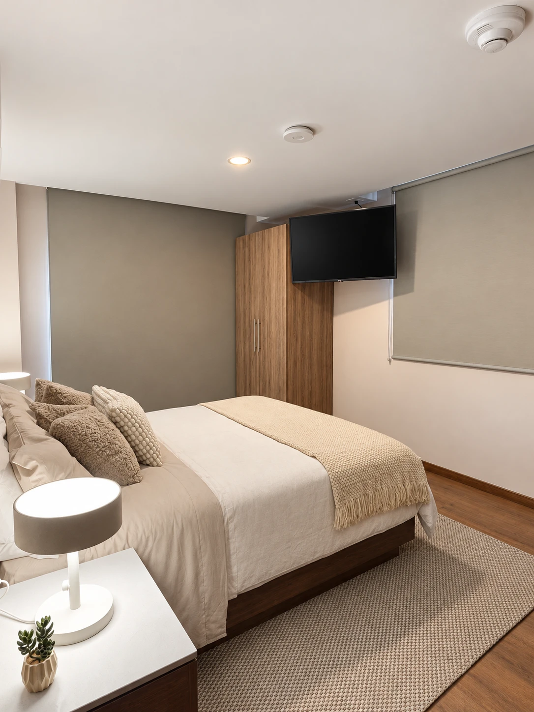 Recámara con Smart TV y clóset